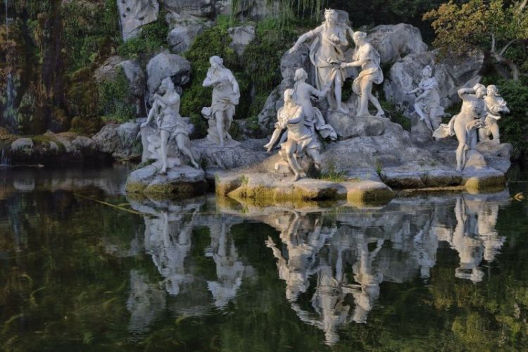 Чудесный парк королевского дворца династии Бурбонов: 35 фото