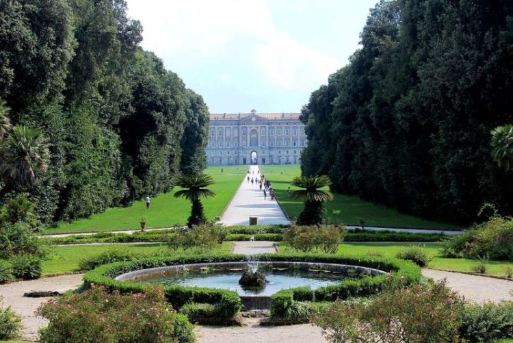 Чудесный парк королевского дворца династии Бурбонов: 35 фото
